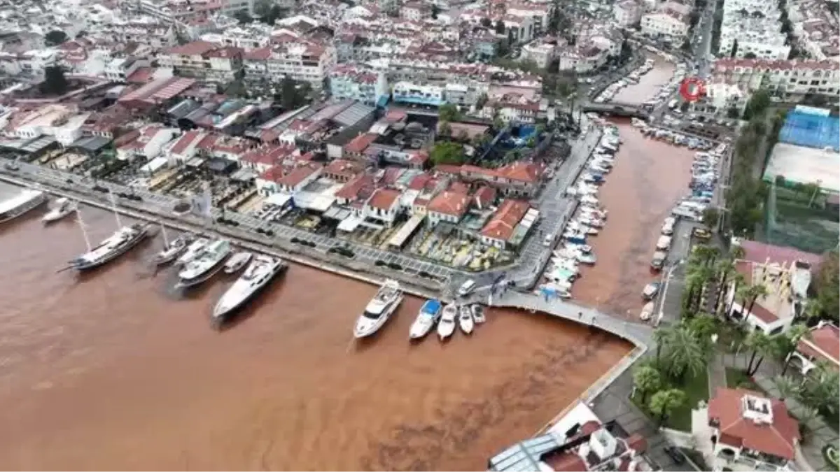 Marmaris\'te denizin rengi kahverengiye döndü