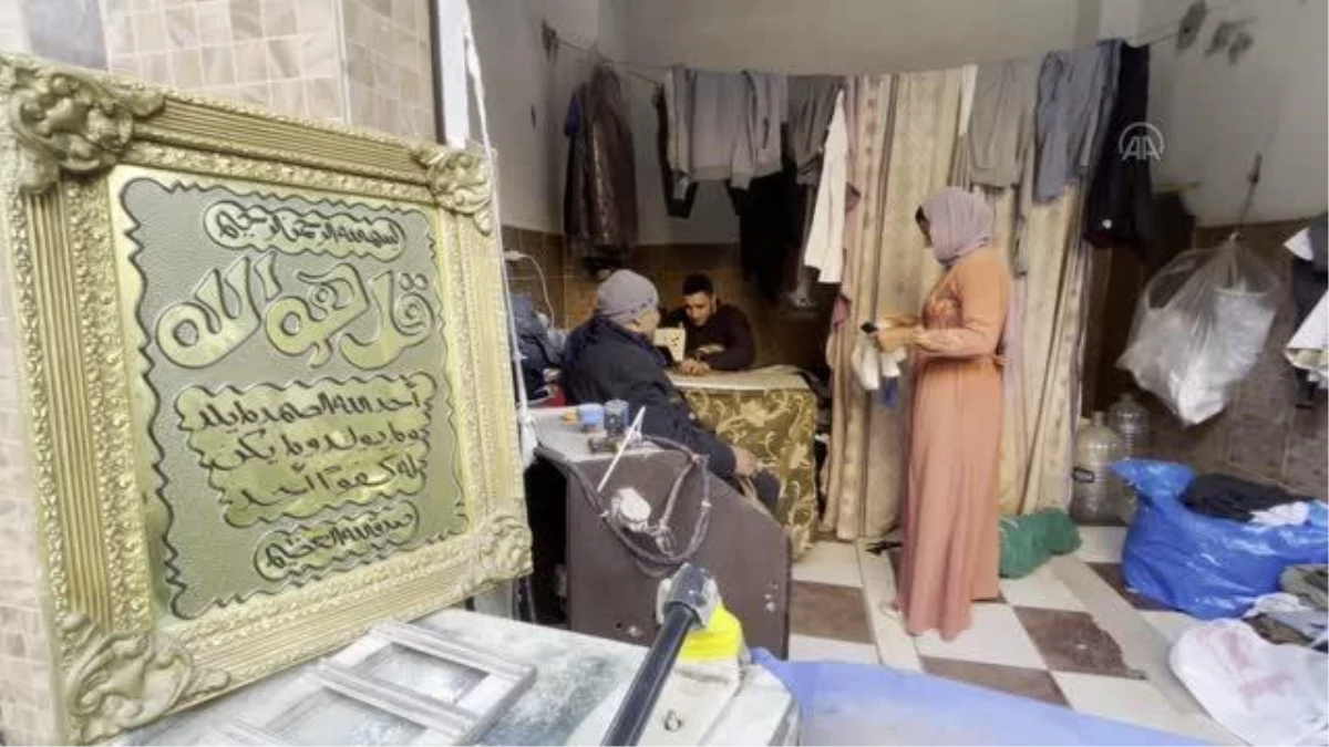 Mısır\'da esnaf dükkanlarını Kuran ayetleri ile süslüyor