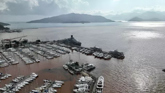 Sağanak ve fırtına Muğla'yı esir aldı! Marmaris Körfezi kahverengiye döndü