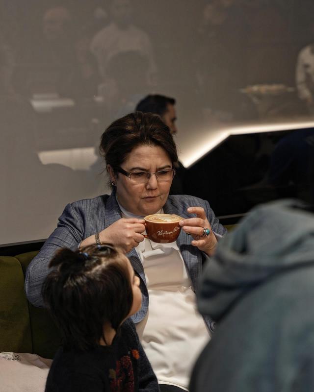 Nusret Gökçe, yeni mekanın gelirinin bir kısmını Aile ve Sosyal Hizmetler Müdürlüğü'ne bağışladı