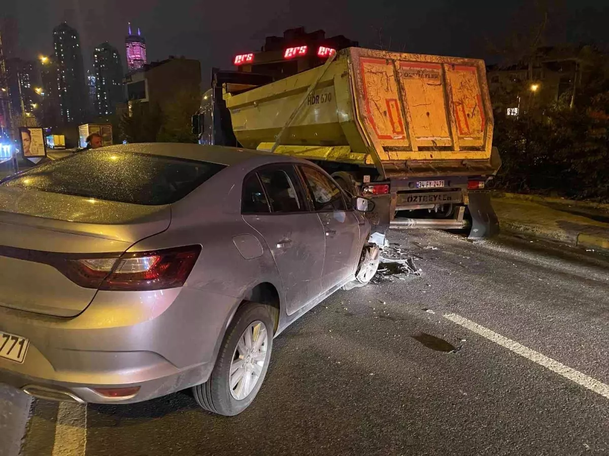 Önce otomobile ardından hafriyat kamyonuna çarpıp kaçtılar