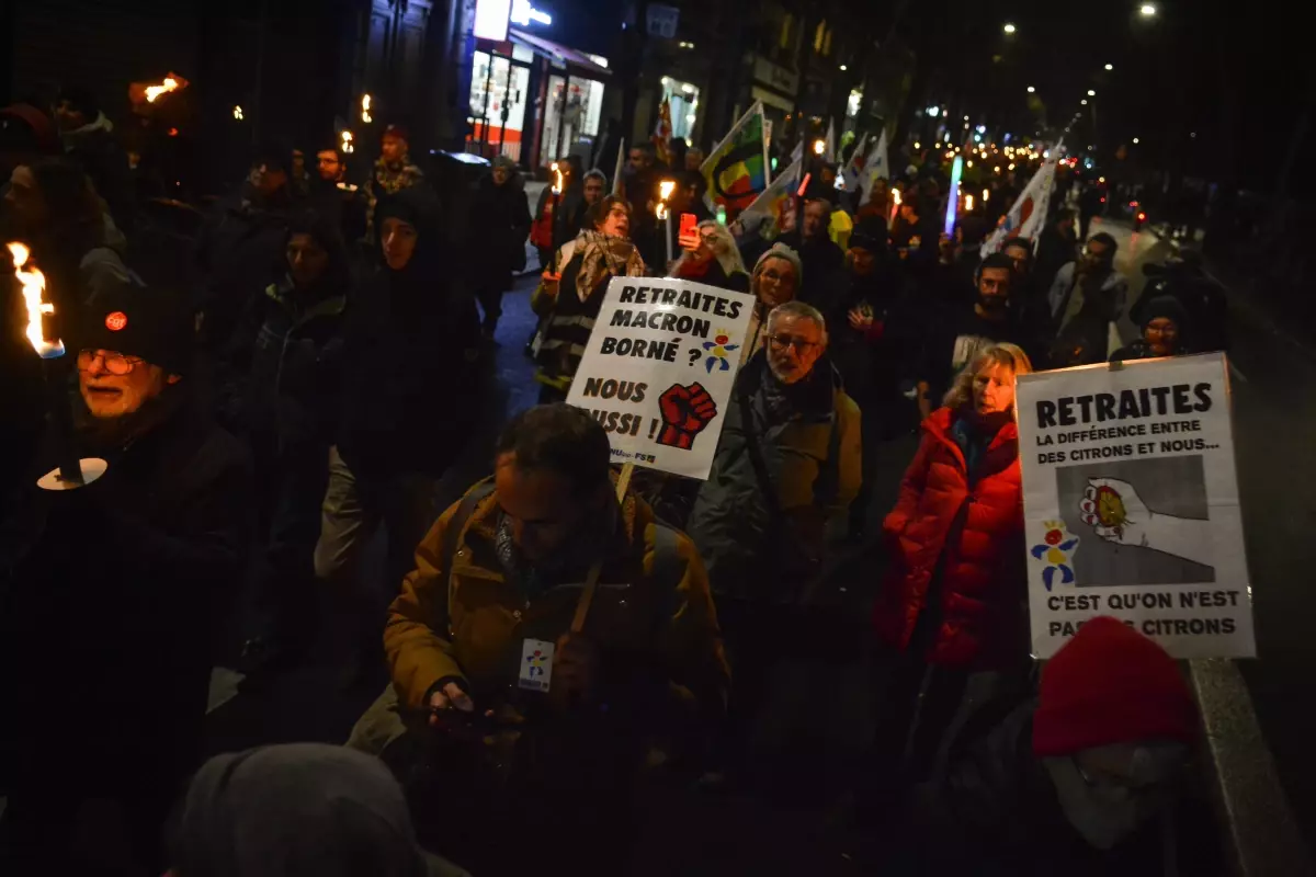 Paris\'te emeklilik reformu karşıtları ellerinde meşaleyle yürüdü