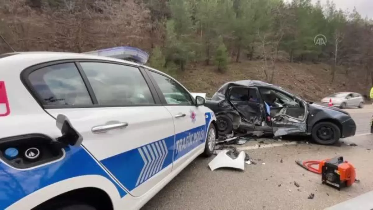 Polis aracıyla çarpışan otomobildeki 1 kişi öldü, 2 kişi yaralandı