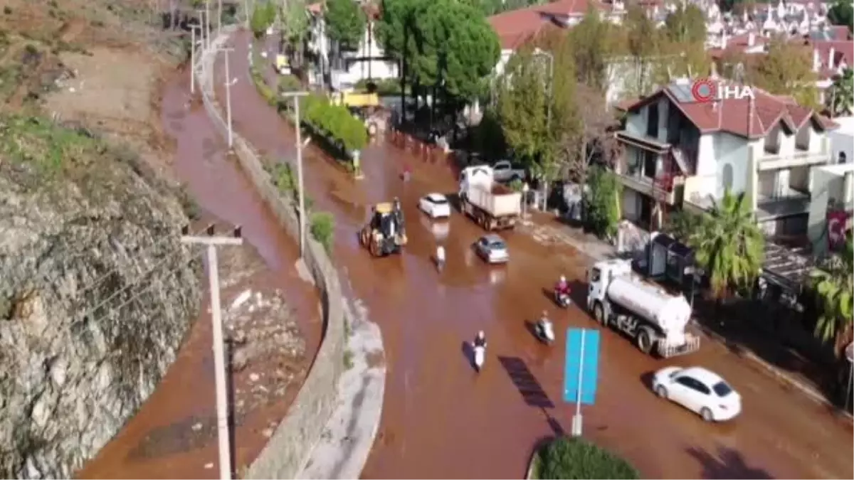 Sağanak sonrası İçmeler sahili ağaç parçalarıyla doldu