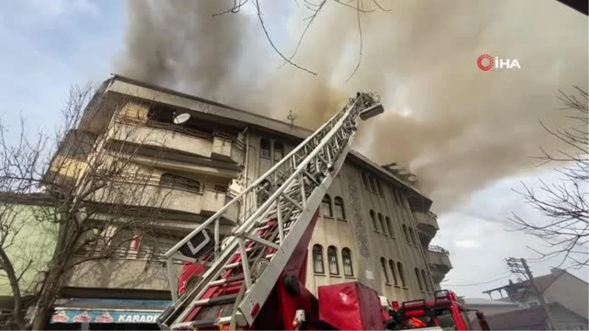 Sakarya\'da korkutan yangın: 4 katlı binanın çatısı alev alev yandı