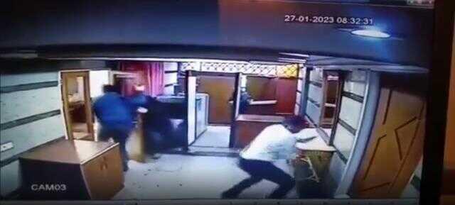 Tahran'da Azerbaycan Büyükelçiliği'ne silahlı saldırı anı kamerada