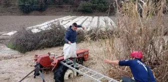 Taşan derede traktörle geçerken mahsur kaldı