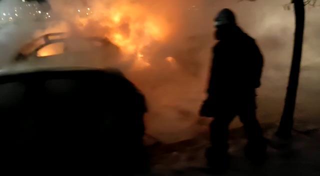 Zeytinburnu'nda doğal gaz sızıntısından çıkan yangında 4 otomobil hasar gördü