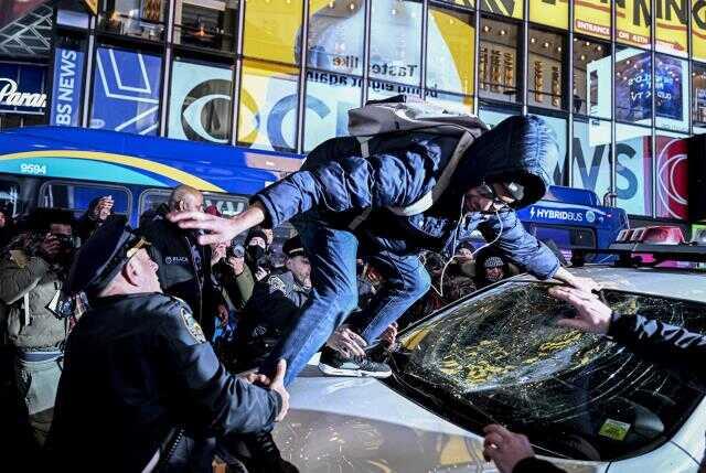 ABD'de siyahi gencin polis şiddetiyle öldürülmesinin görüntüleri yayınlandı! Halk sokaklara döküldü