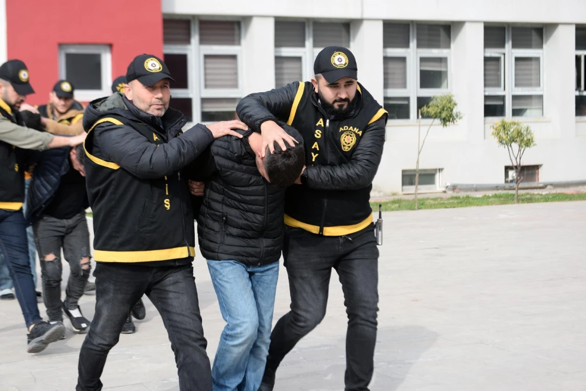 Adana\'da ev ve iş yerinin kurşunlanmasıyla ilgili 2 zanlı tutuklandı