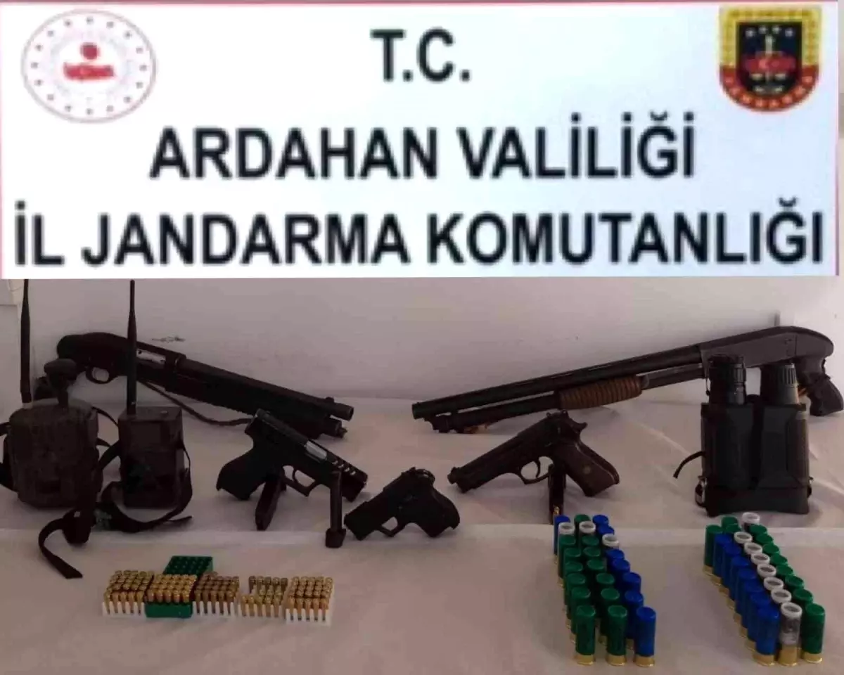 Ardahan\'da ruhsatsız tabanca ve foto kapan ele geçirildi