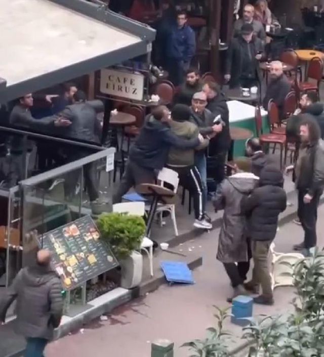 İstanbul'un tarihi semtinde korku dolu anlar! Baltalı saldırgan kafeyi bastı İstanbul'un tarihi semtinde korku dolu anlar! Baltalı saldırgan kafeyi bastı