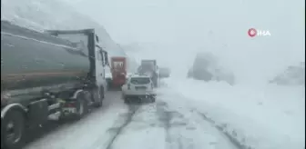 Bingöl'de kar yağışı ulaşımı engelledi