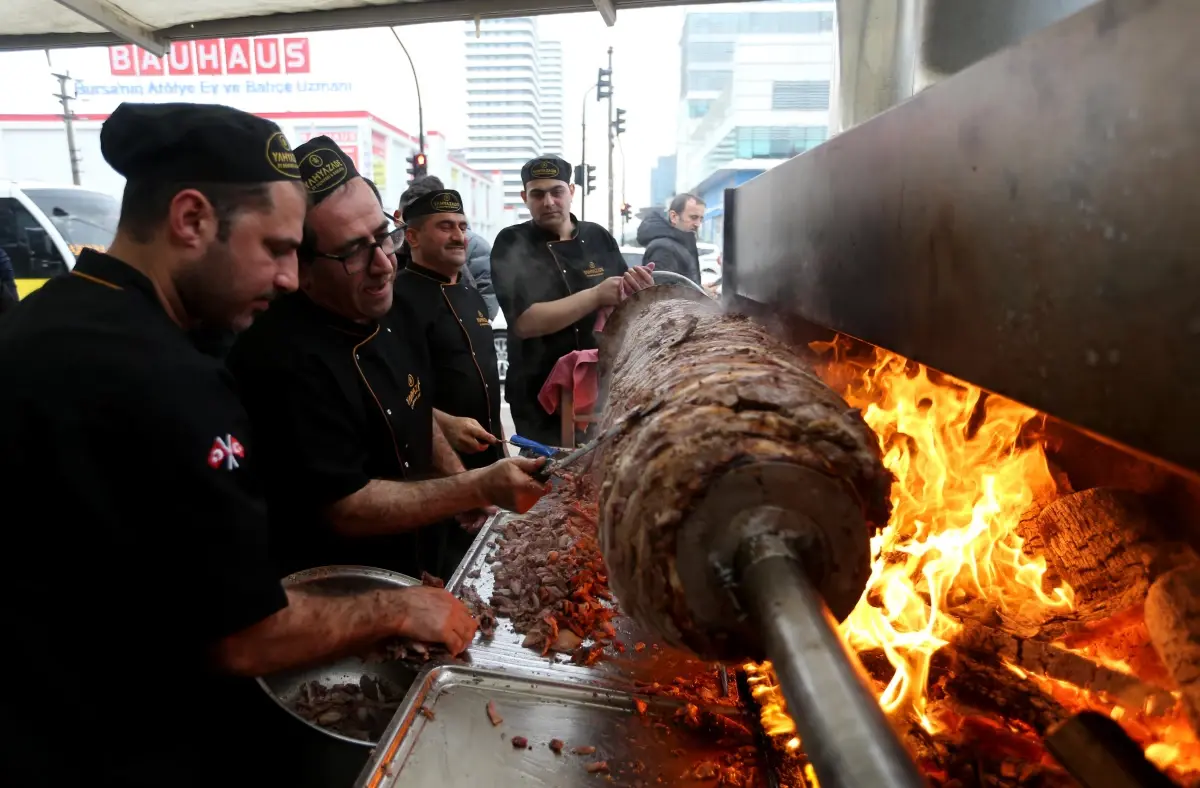 Bursa\'daki restoran kuruluş yıl dönümünde 1 ton çağ kebabı pişirdi