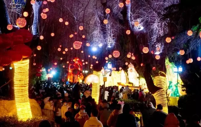 Çin'in Jinan Kentindeki Fener Gösteri Turistlerin İlgi Odağı Oldu