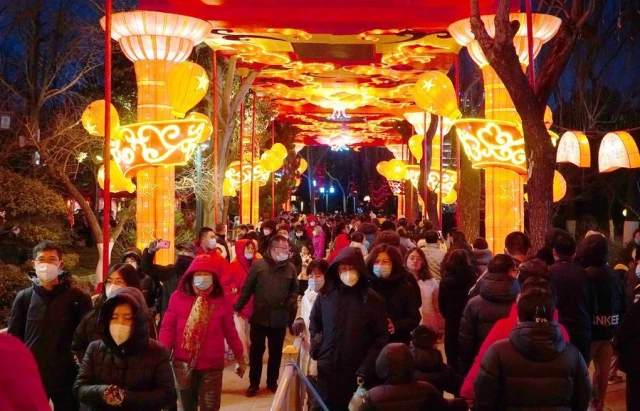Çin'in Jinan Kentindeki Fener Gösteri Turistlerin İlgi Odağı Oldu