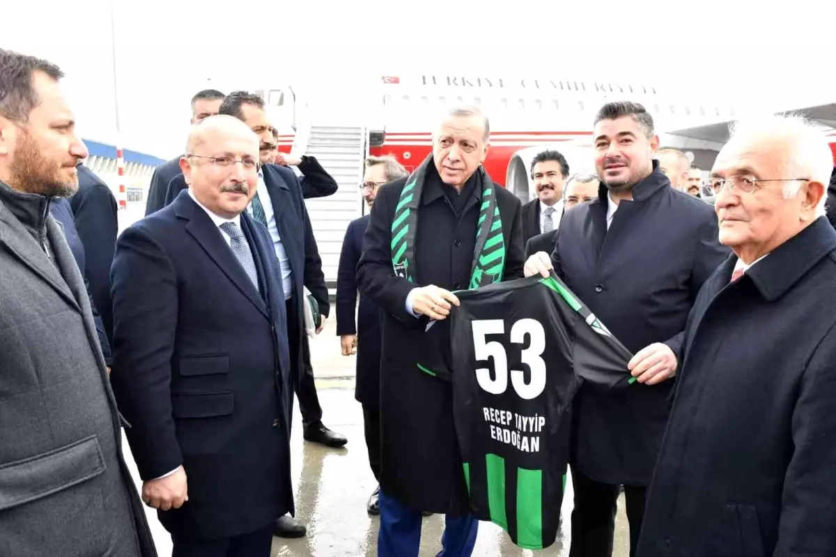 Cumhurbaşkanı Recep Tayyip Erdoğan\'a, Denizlispor forması hediye edildi