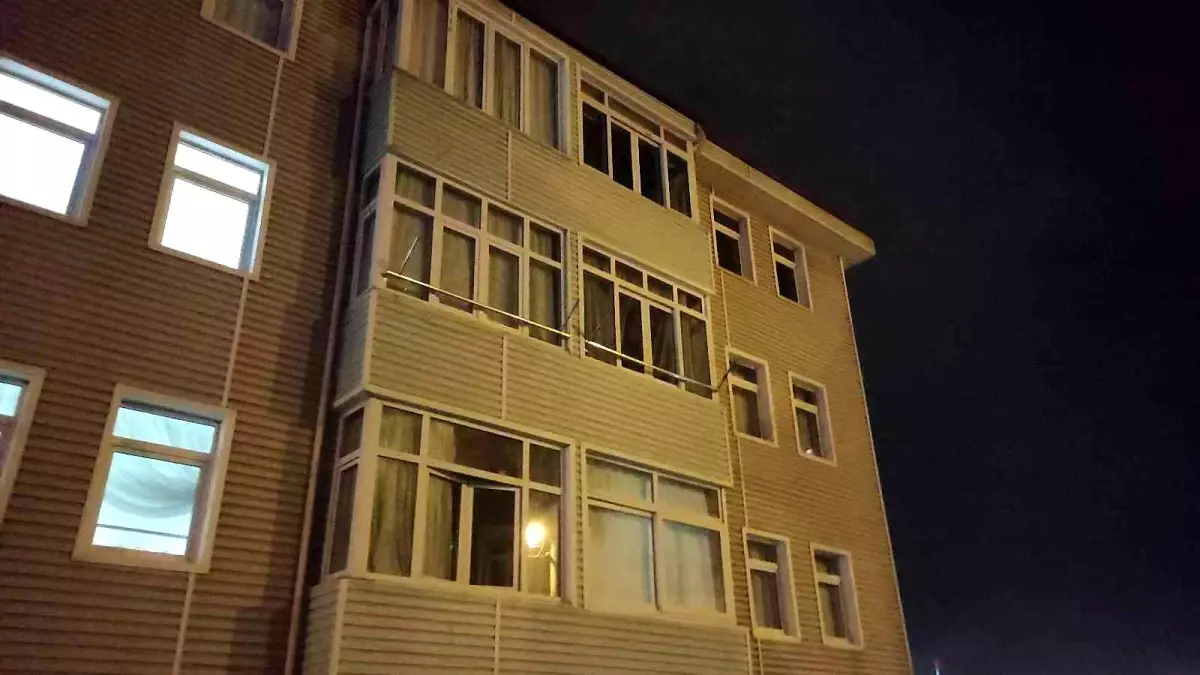 Dördüncü kattan atlayan genç hafif yaralandı