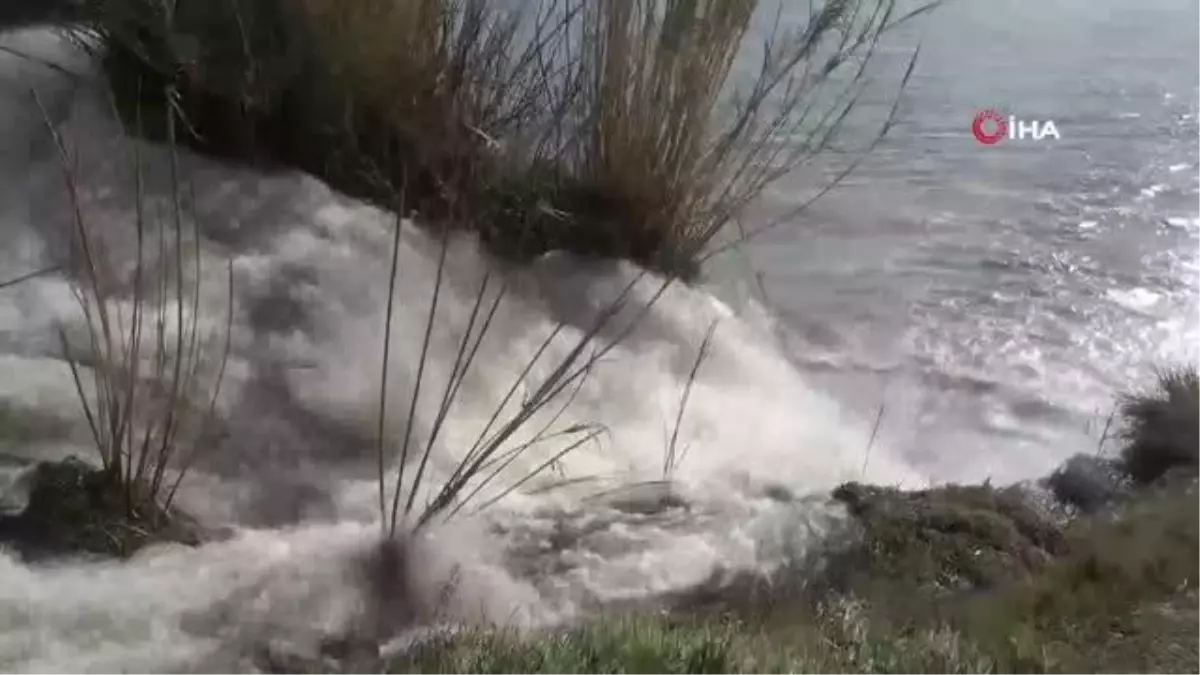 Dün fırtına sebebiyle ters akan dünyaca ünlü şelale, bugün manzarasıyla çitleri aştırdı