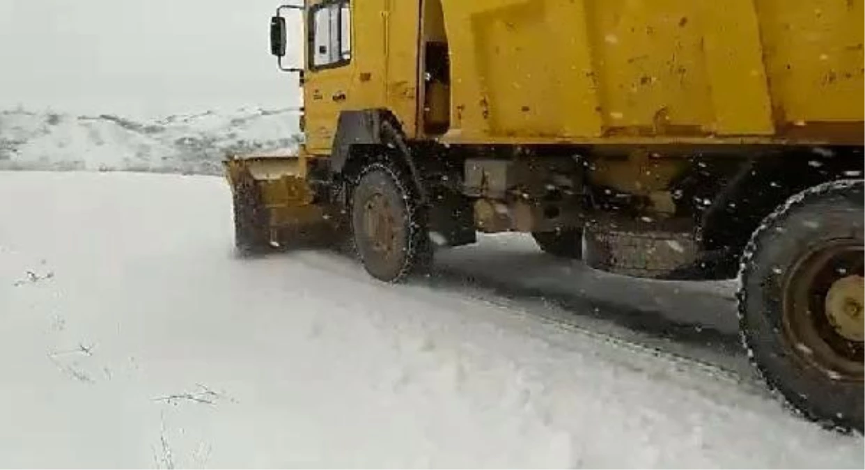 Elazığ\'da kar yağışı etkili oldu; kapanan 125 köy yolundan 48\'i açıldı (2)