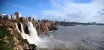 Fırtına sonrası Düden Şelalesi kahverengi aktı