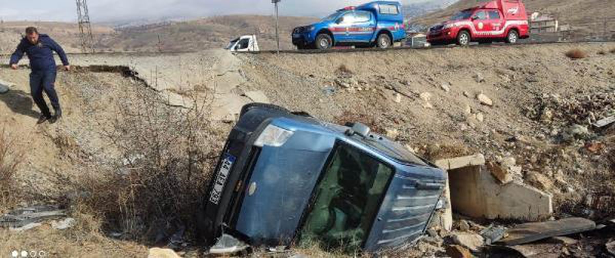 Hafif ticari araç şarampole devrildi: 4 yaralı