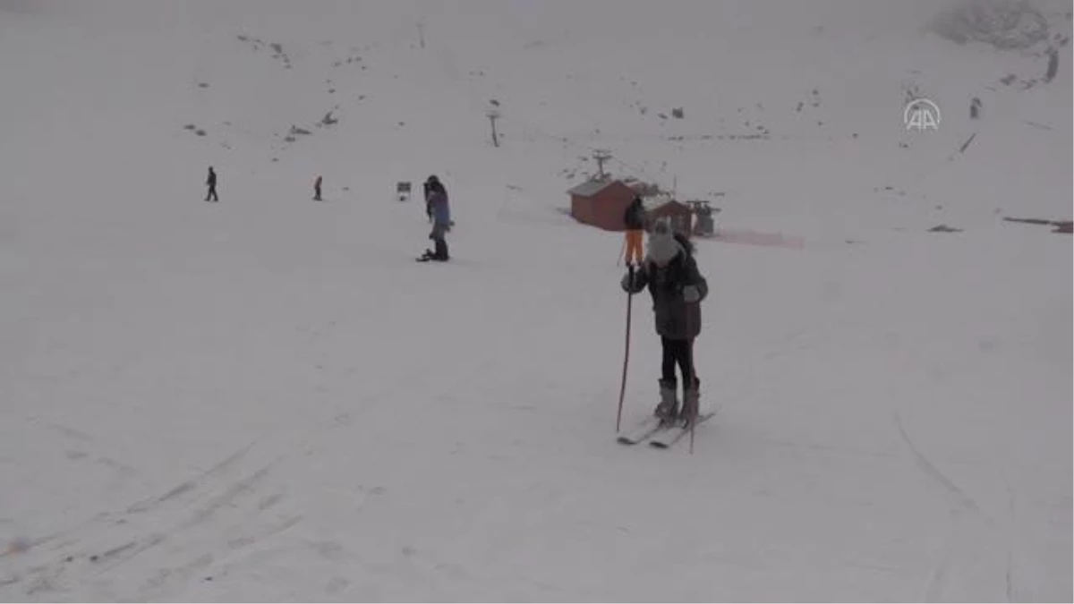 Kayakseverler, kar ve sisli havada kayak keyfi yaşadı