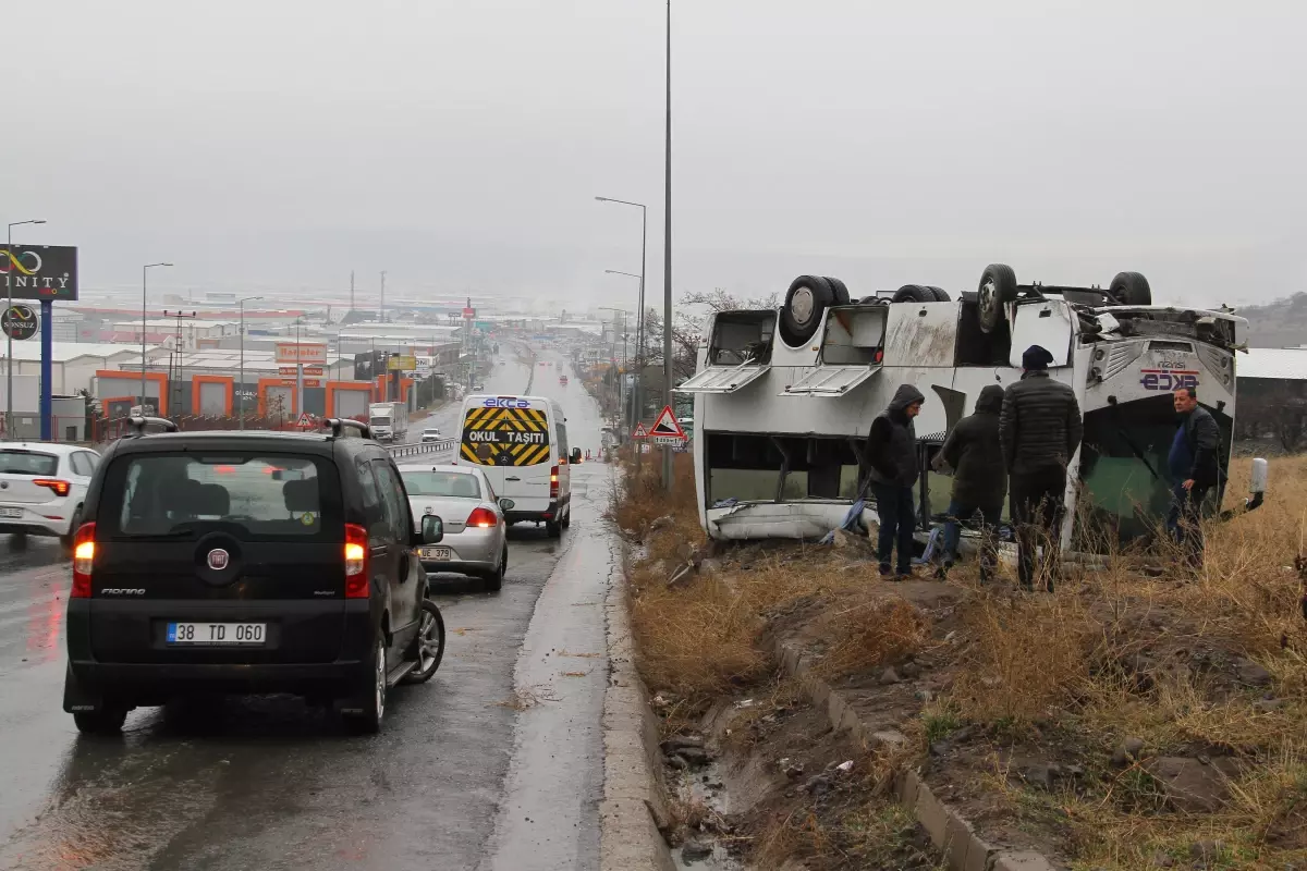 Kayseri\'de işçi servisinin devrilmesi sonucu 1 kişi öldü, 21 kişi yaralandı