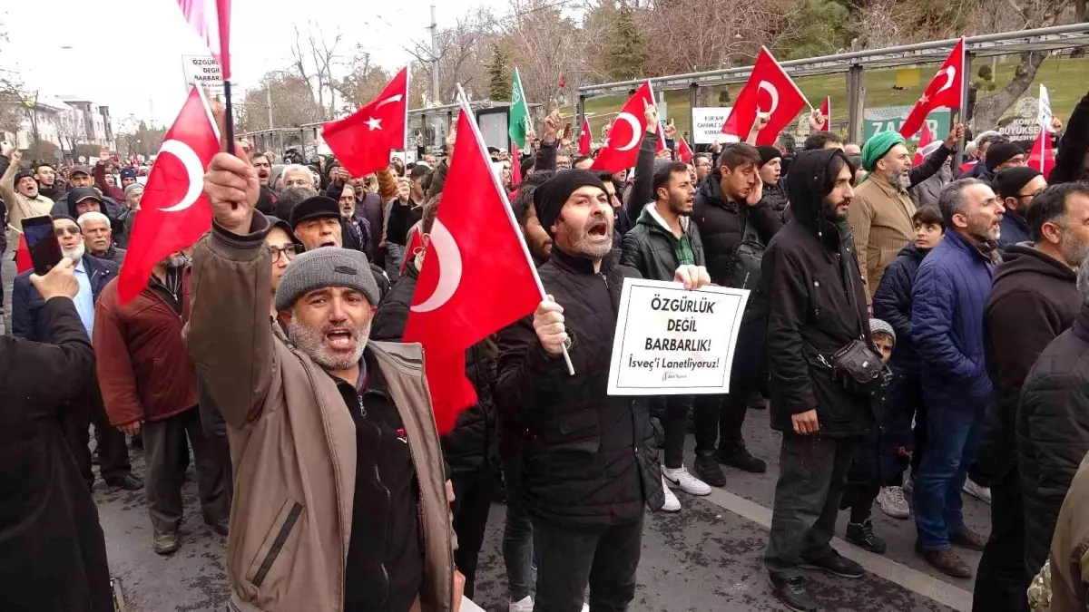 Konya\'da Kur\'an-ı Kerim\'i Müdafaa yürüyüşü