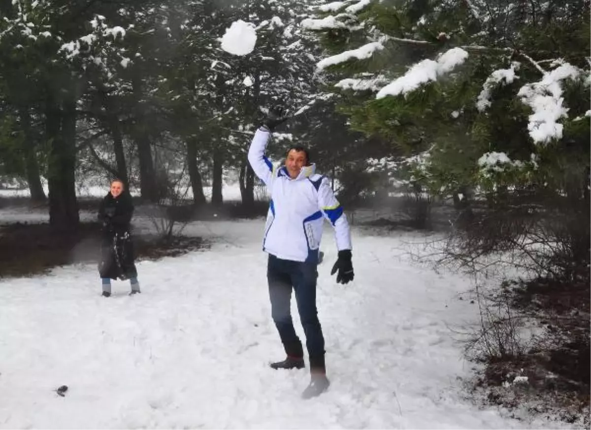 Manisa\'da kar sevinci; vatandaşlar kartopu oynadı, görevliler hayvanlara yem bırakıldı