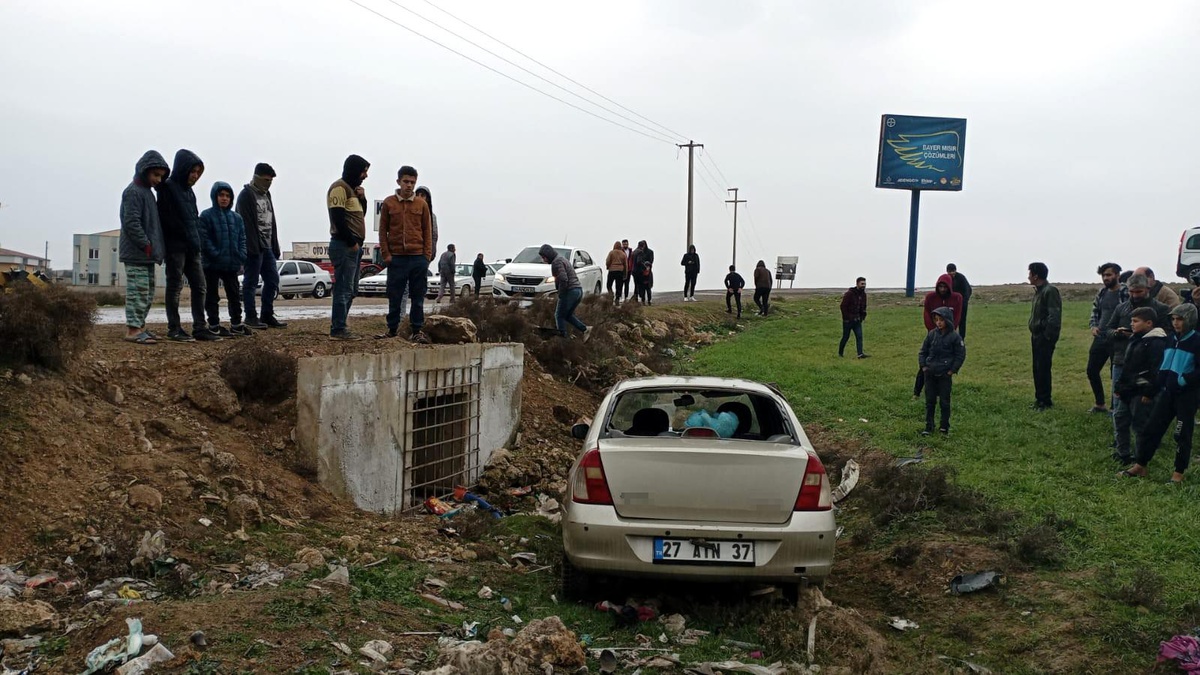 Mardin\'de otomobil yol kenarına uçtu: 2\'si ağır 5 yaralı