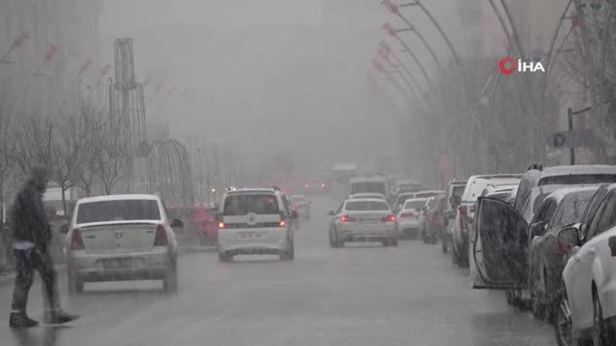 Muş\'ta etkisini arttıran kar yağışı şehri beyaza bürüdü