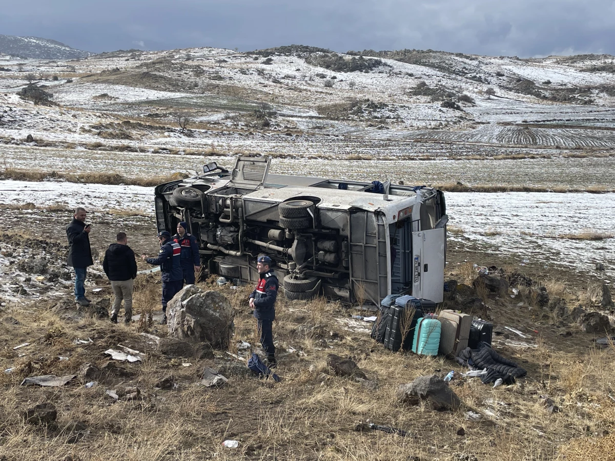 Niğde\'de devrilen tur midibüsündeki 12\'si yabancı turist 14 kişi yaralandı