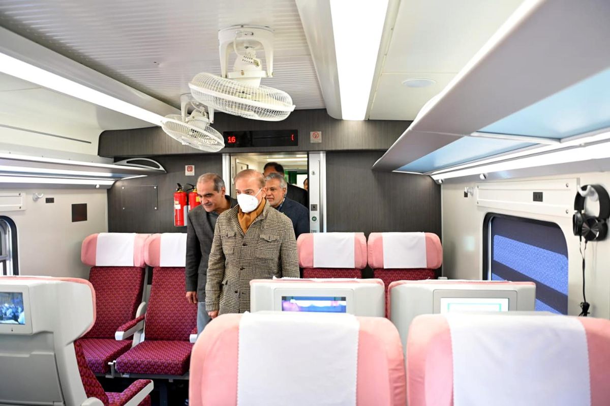 Pakistan Başbakanı, Çin\'den İthal Edilen Tren Vagonlarını İnceledi