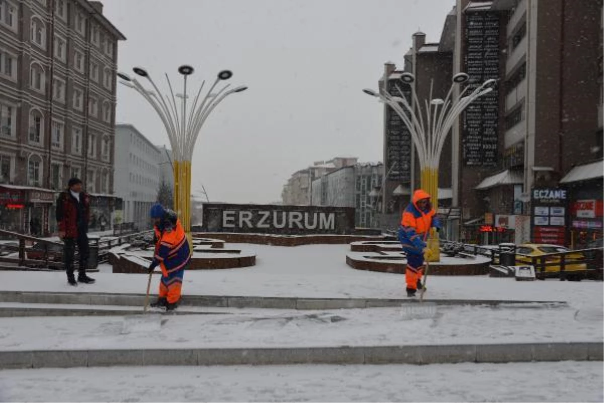 Son yılların en kurak kışını yaşayan Erzurum\'da kar yağışı