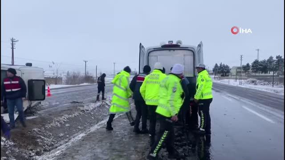 Tarım işçilerini taşıyan minibüs devrildi: 1 ölü, 13 yaralı