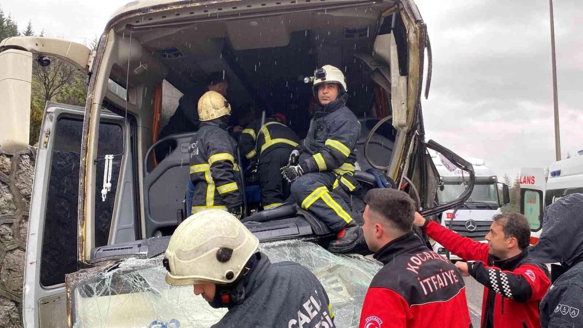 TEM\'de işçi servisi önce tıra sonra bariyerlere çarptı: 4 yaralı