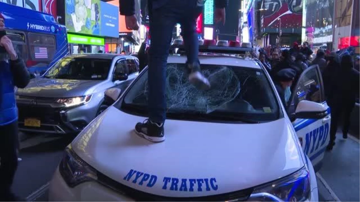 Times Meydanı\'ndaki Tire Nichols protestosunda polis aracının camları kırıldı