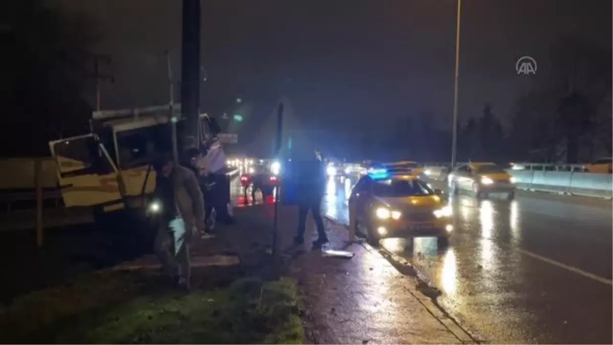 Trafik levhası direğine çarpan kamyonetteki 2 kişi yaralandı