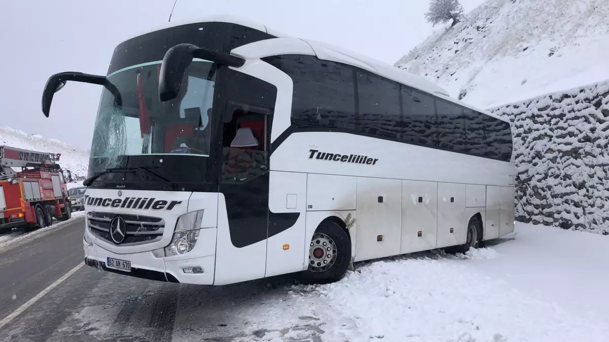 Tunceli\'de buzlu yolda kayan yolcu otobüsü tabelaya çarptı