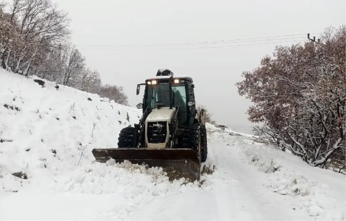 TUNCELİ\'DE KAR YAĞIŞI; 169 KÖY YOLU ULAŞIMA KAPANDI