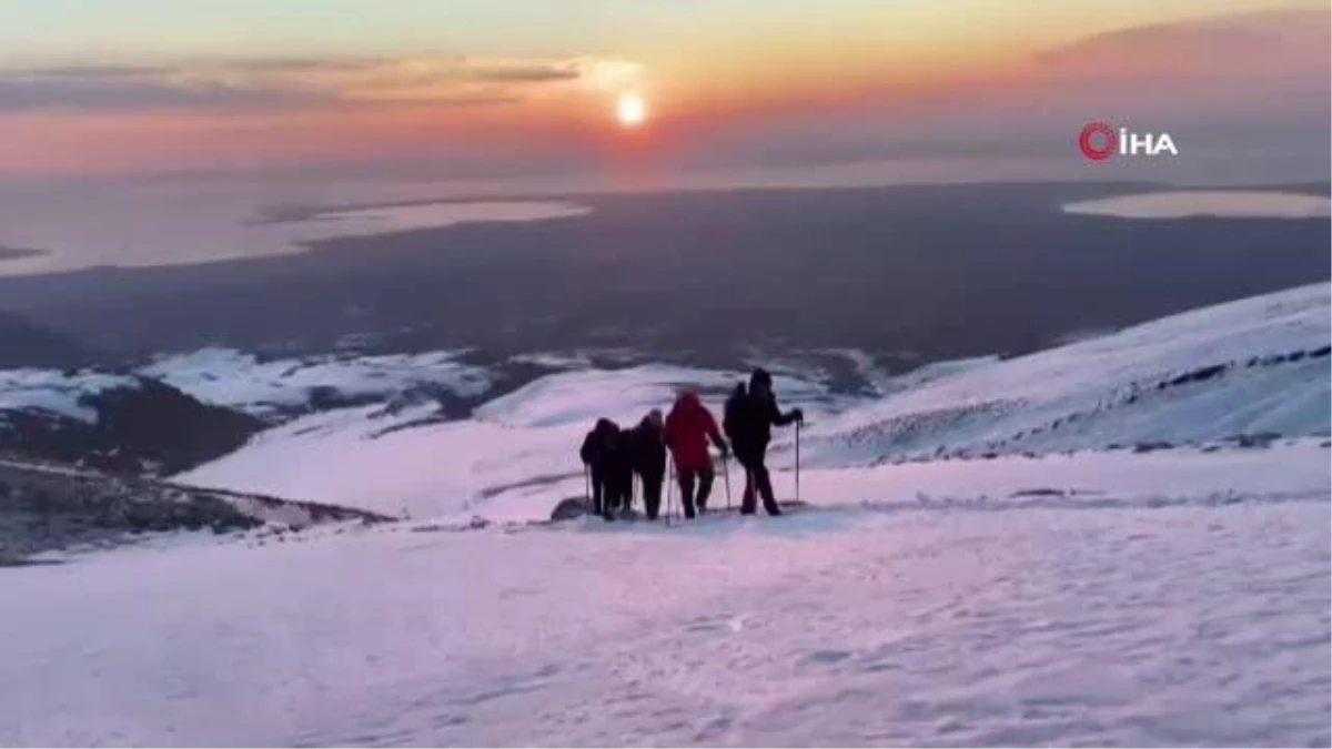 Türkiye\'nin en yüksek üçüncü dağına zorlu tırmanış: 12 saatte Süphan Dağı\'nın zirvesine çıktılar