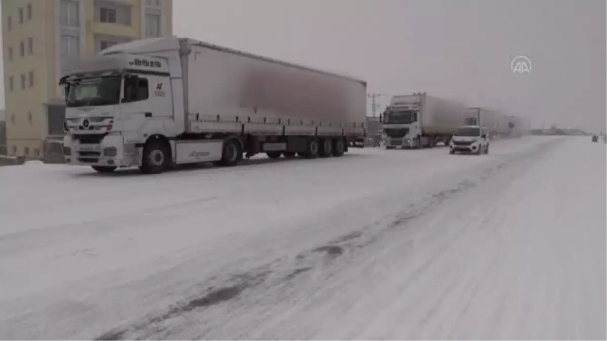 Yoğun kar yağışı nedeniyle tırlar yolda kaldı