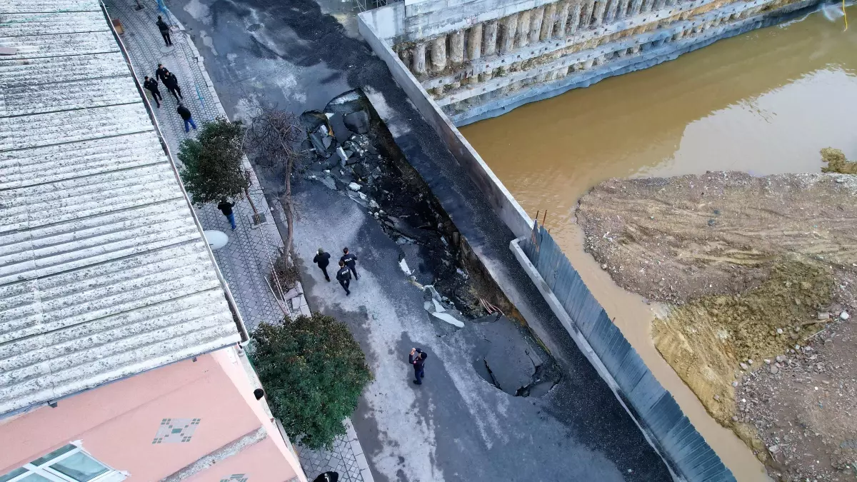 Zeytinburnu\'nda patlama nedeniyle yol çöktü, oluşan dev çukur görenleri şaşırtıyor