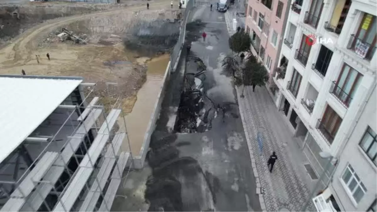Zeytinburnu\'nda patlama nedeniyle yol çöktü... Oluşan çukur gün ağarınca böyle görüntülendi
