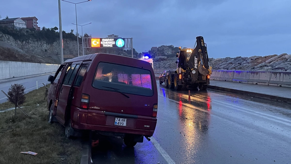 ZONGULDAK - Kepçeyle çarpışan minibüsteki 3 kişi yaralandı