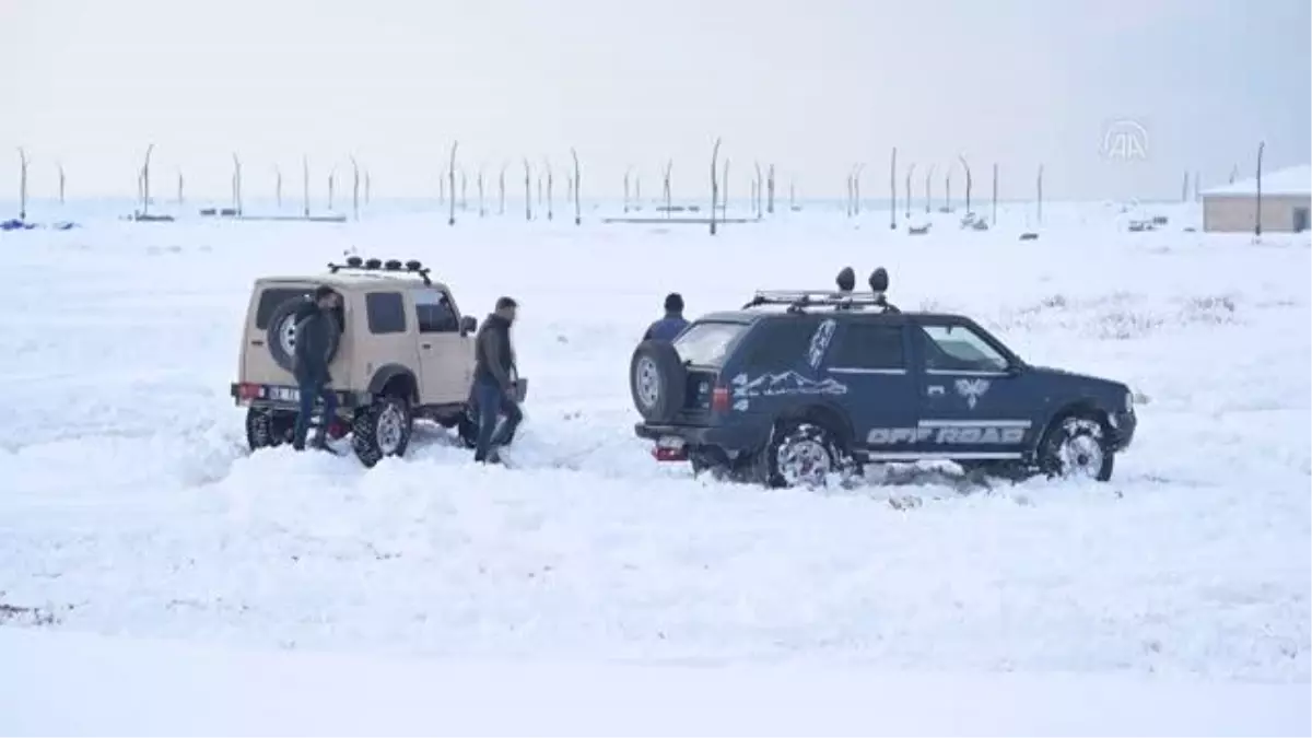 Adrenalin tutkunları karlı arazide off-road yaptı