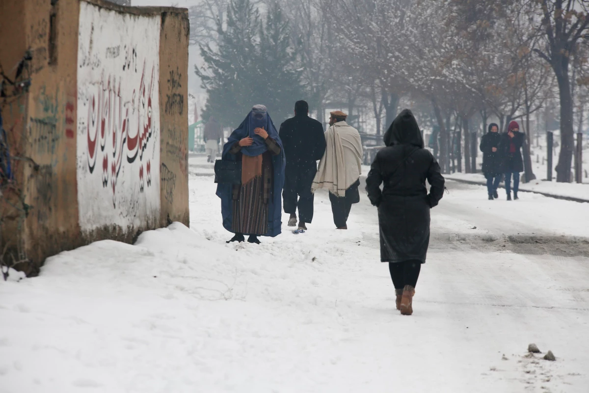 Afganistan\'ın başkenti Kabil\'de yoğun kar yağışı etkili oldu