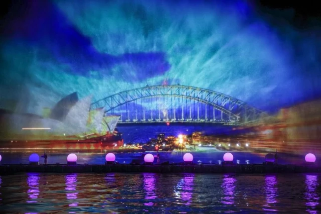 Avustralya'da Göl Üzerinde Işıklar İsimli Işık Gösterisinden Kareler