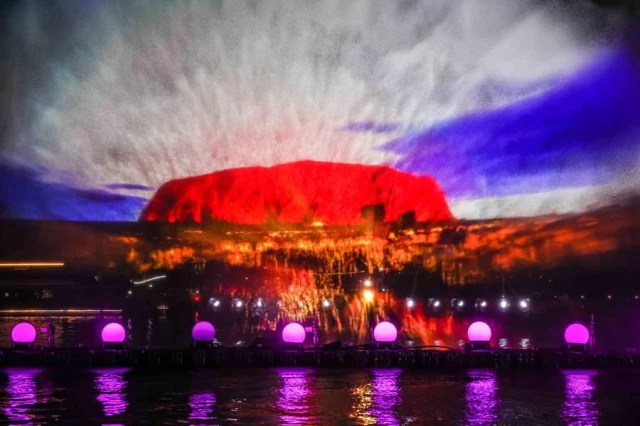 Avustralya'da Göl Üzerinde Işıklar İsimli Işık Gösterisinden Kareler